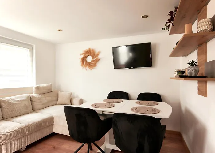 Elegant 3bd In Prime Location Of Holiday home *