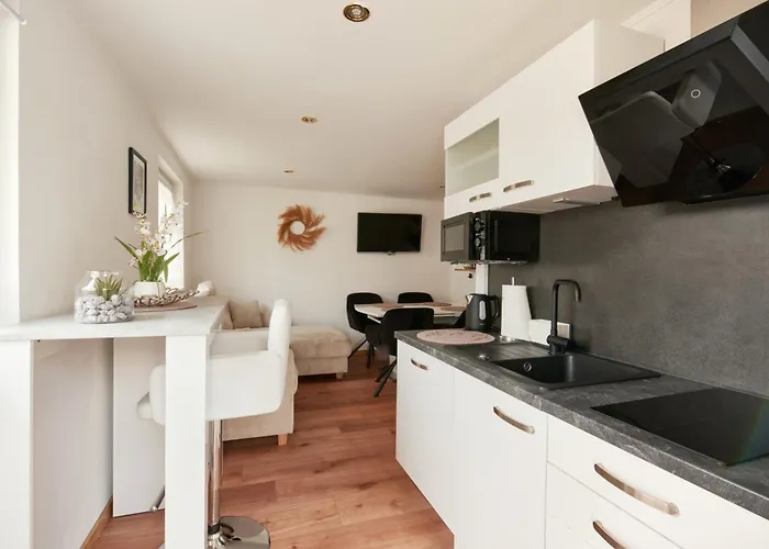 Holiday home Elegant 3bd In Prime Location Of