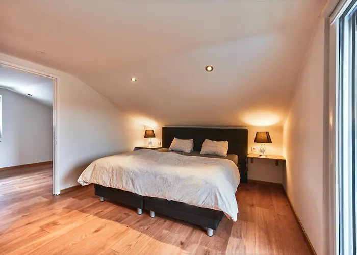 Holiday home Elegant 3bd In Prime Location Of *
