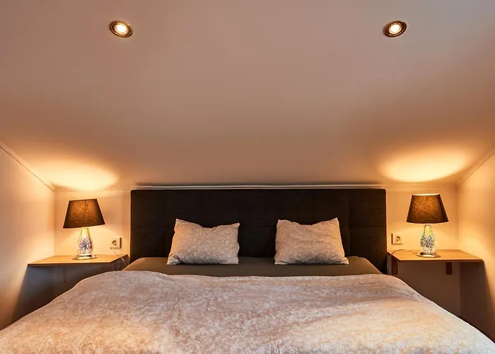 Holiday home Elegant 3bd In Prime Location Of *