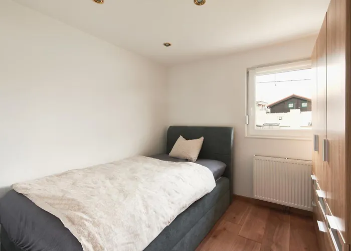 Holiday home Elegant 3bd In Prime Location Of *