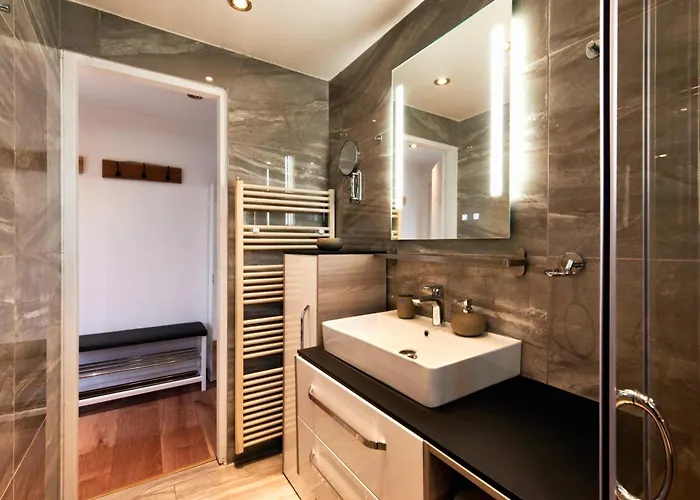 Holiday home Elegant 3bd In Prime Location Of